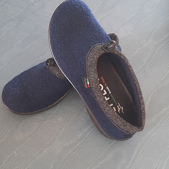 Fly Flot Italy Shoes - SHOE BUNDLE 2 FOR $15.00 Womens Fly Flot Slip-on Shoes  Size 39